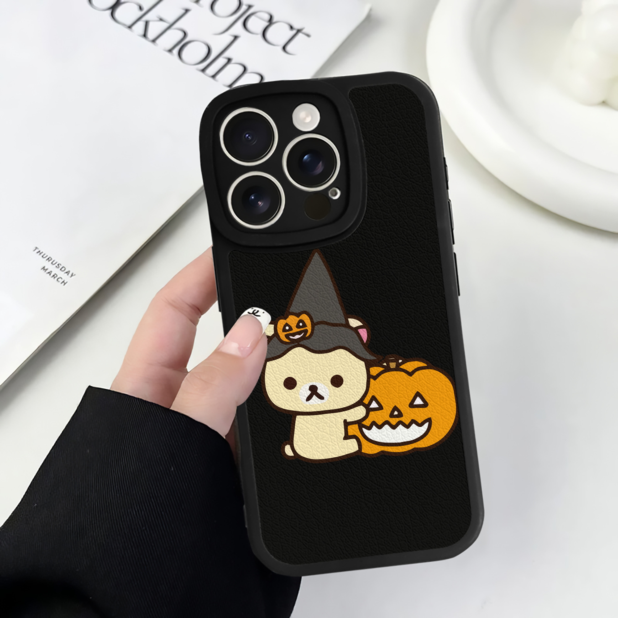 （画像用） リラックマ リラックマ キイロイトリ Rilakkuma Korilakkuma Kiiroitori 【iPhone 16シリーズ対応】シリコンスマホケース（レザー調） 材質：シリコン